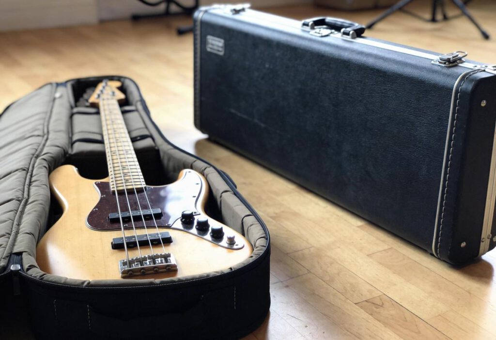 Bassgitarre liegt in einem gepolsterten Gigbag