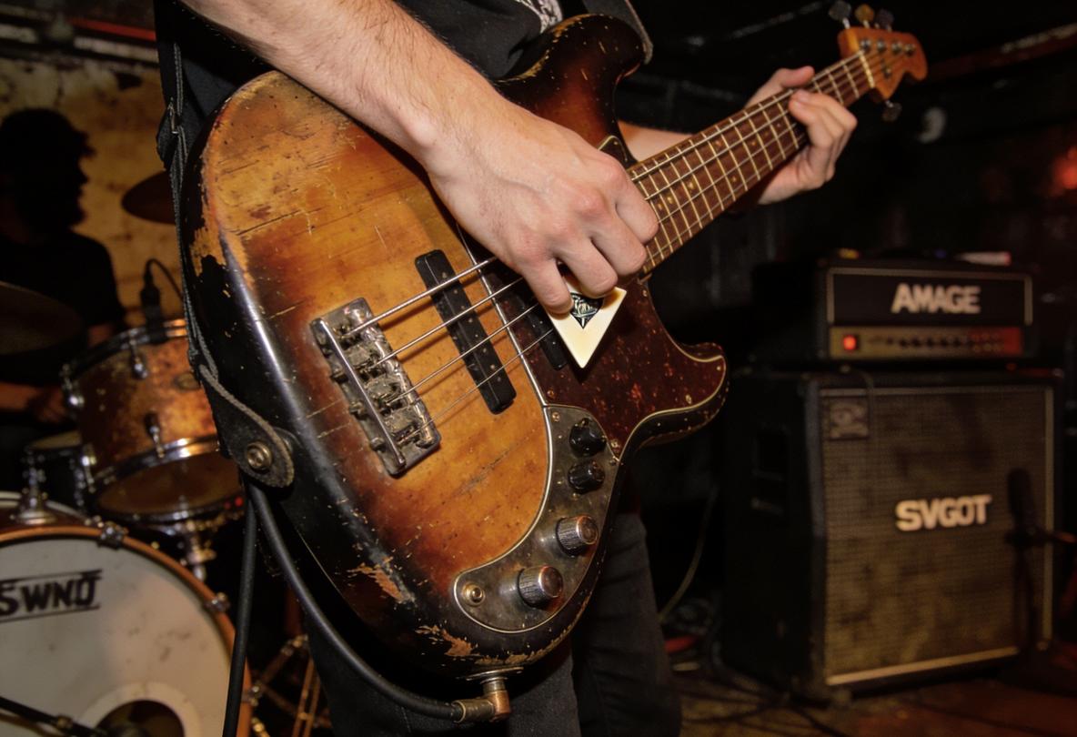 Nahaufnahme eines Musikers, der eine Bassgitarre spielt