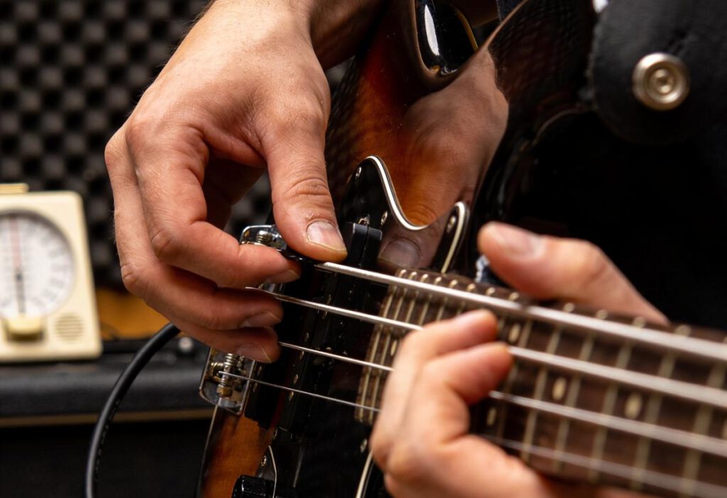 Ein Musiker spielt Bass mit präzisen Fingerbewegungen.