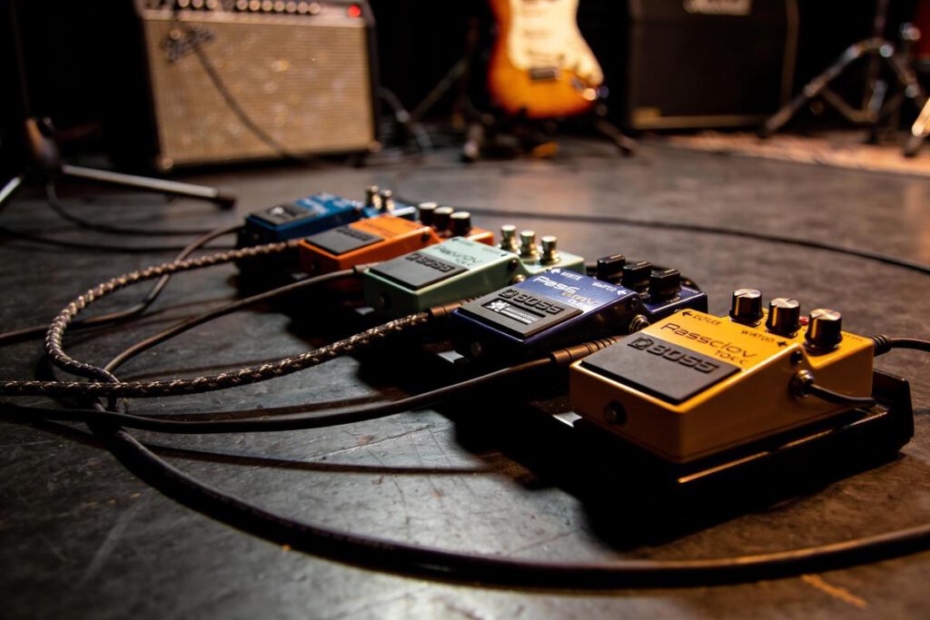 Reihe von Effektpedalen für Bass, darunter verschiedene Farben und Modelle.