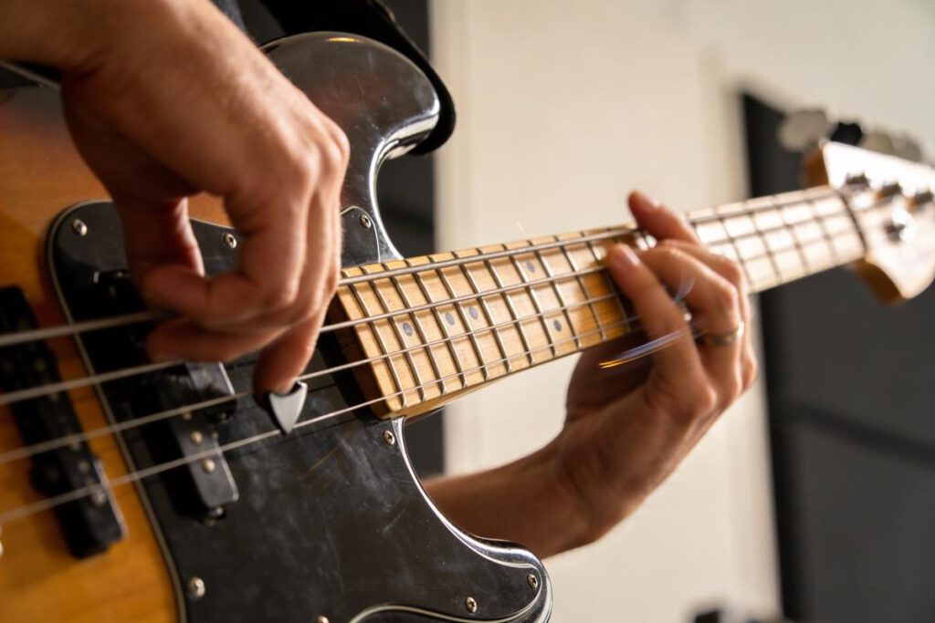 Nahaufnahme eines Bassisten, der eine Bassgitarre spielt
