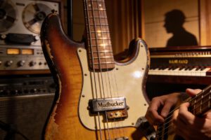 Nahaufnahme einer Vintage-Bassgitarre mit Mudbucker-Pickup