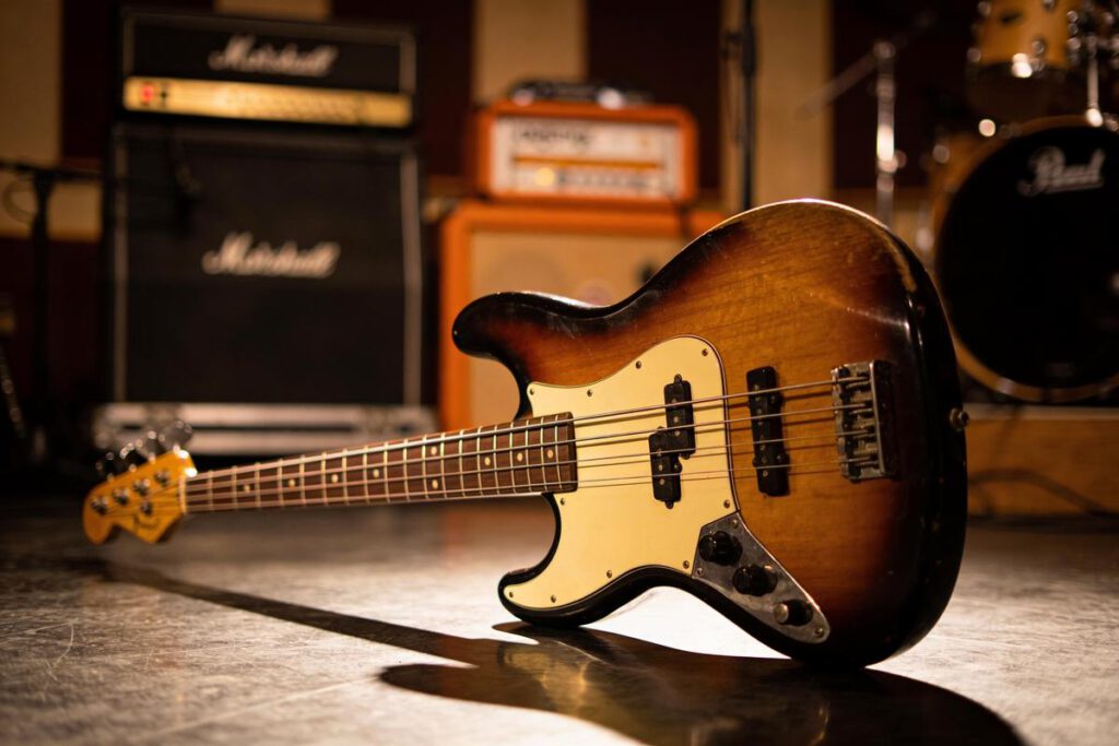 Ein Vintage-Bass liegt auf dem Boden eines Aufnahmestudios.
