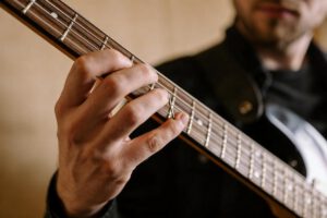 Nahaufnahme einer Hand, die einen Bass spielt