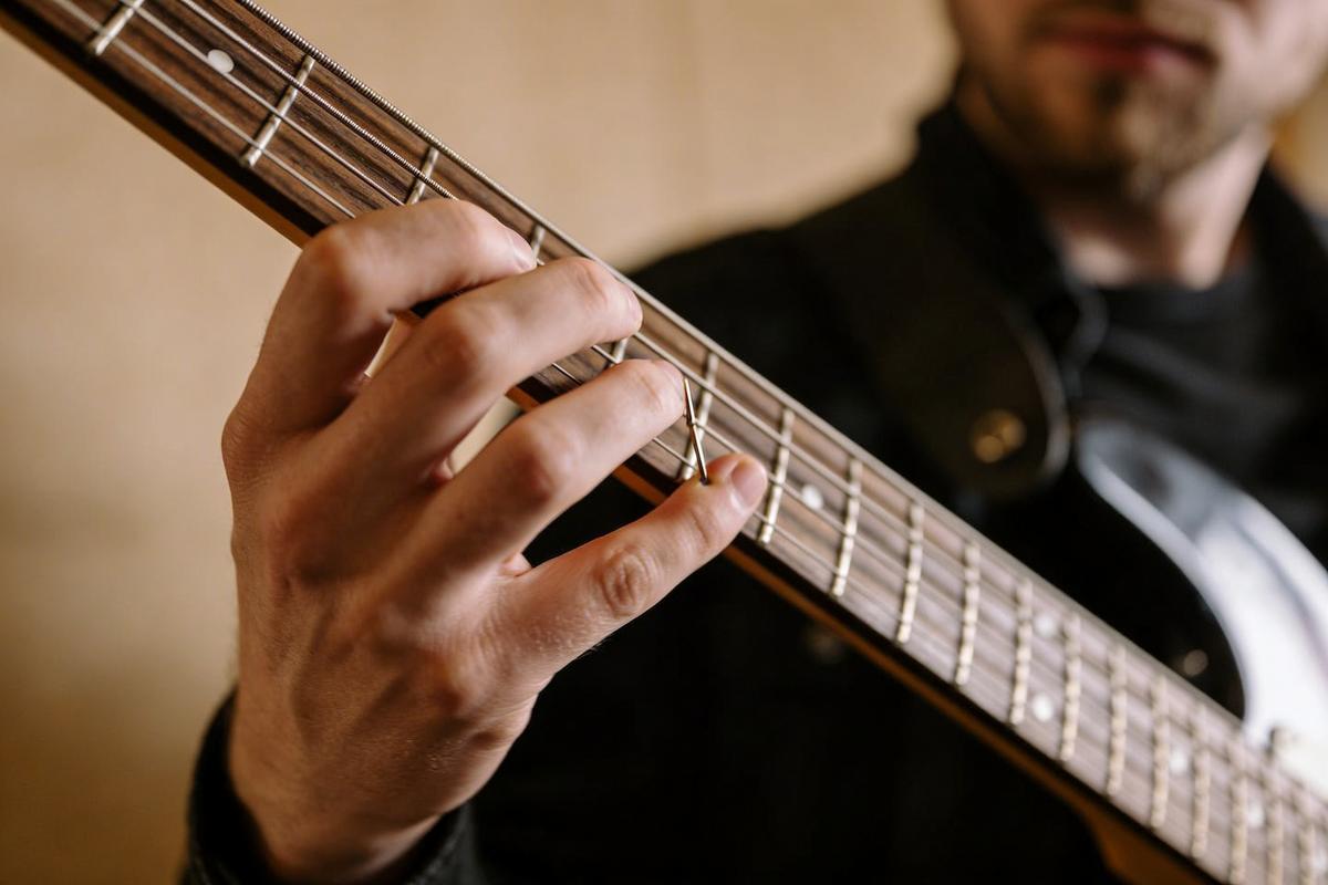 Nahaufnahme einer Hand, die einen Bass spielt