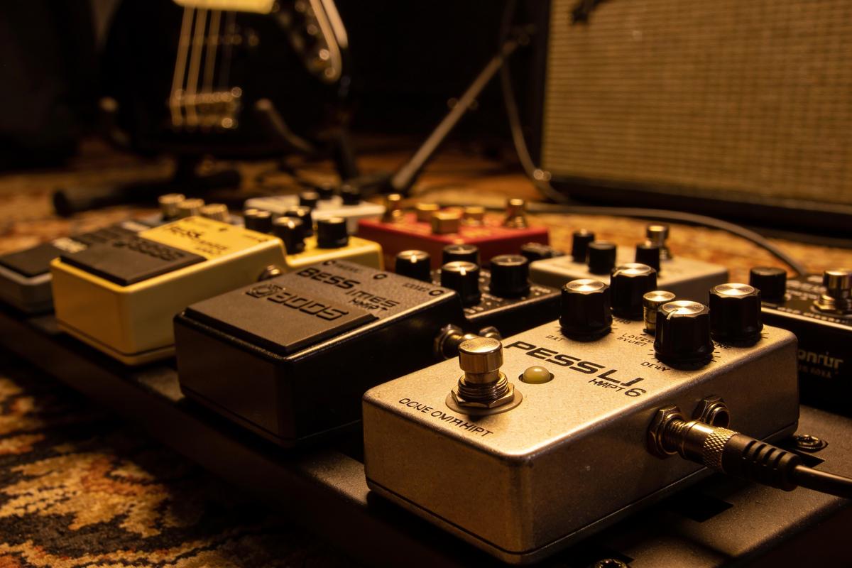 Verschiedene Effektpedale auf einem Pedalboard für Bassisten