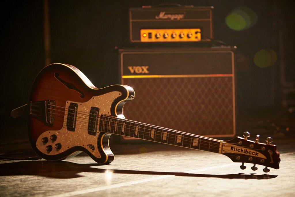 Ein Elektrobass liegt auf der Bühne vor einem Verstärker.