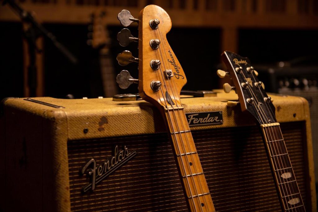 Nahaufnahme eines Vintage-Basses und Amps in einem Tonstudio