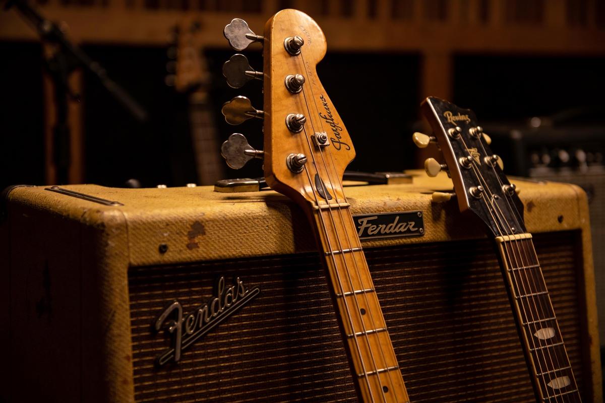 Nahaufnahme eines Vintage-Basses und Amps in einem Tonstudio