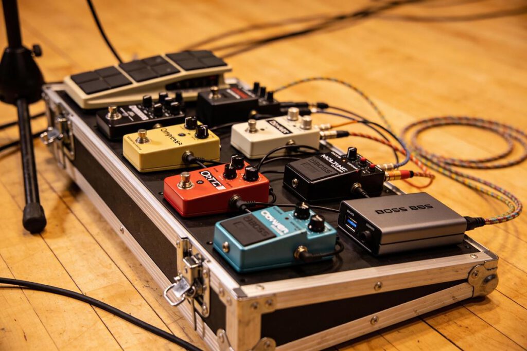 Eine Übersicht von Effektpedalen auf einem Pedalboard für Bassisten.