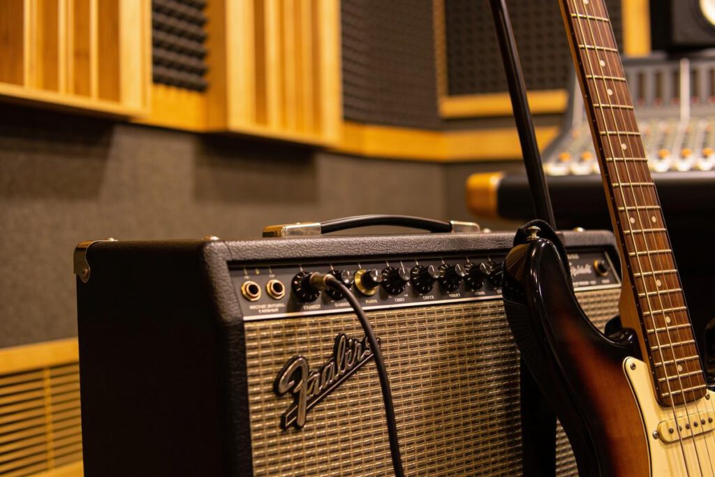 Nahaufnahme eines Fender Verstärkers mit Gitarre in einem Tonstudio.