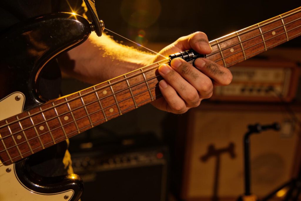 Ein Musiker spielt auf einer Bassgitarre in einem Studio.