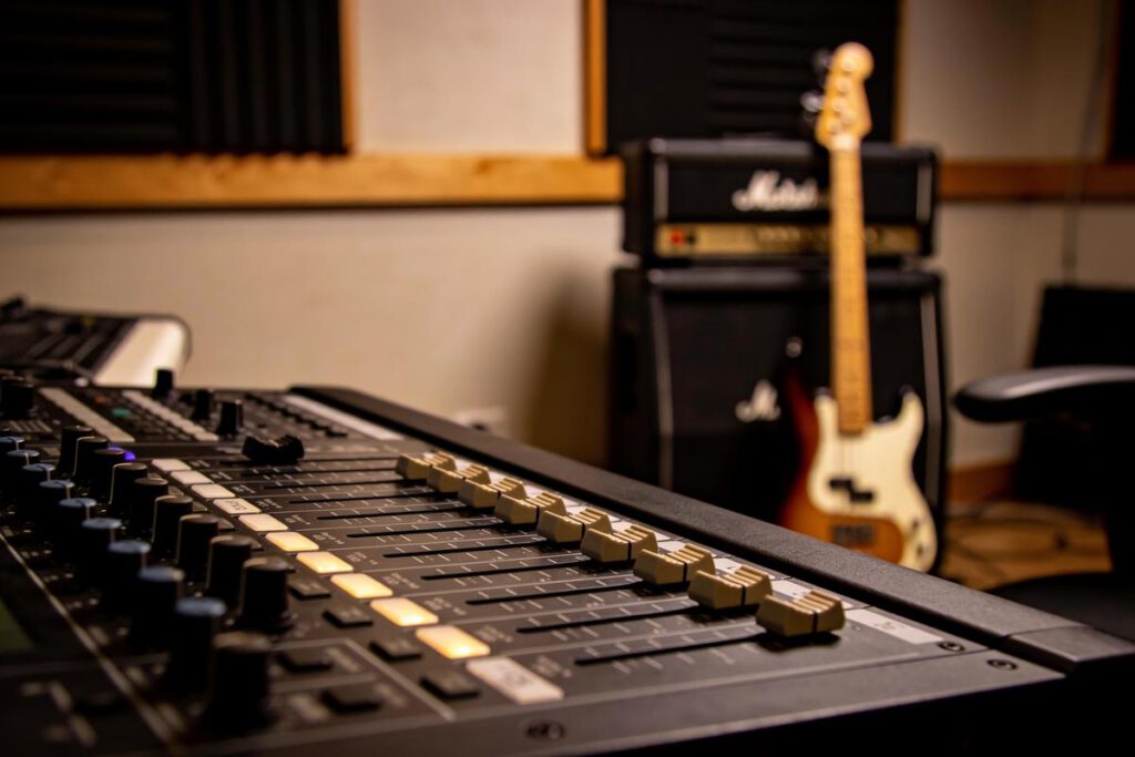 Mixerkonsole mit Bedienelementen im Aufnahme Studio