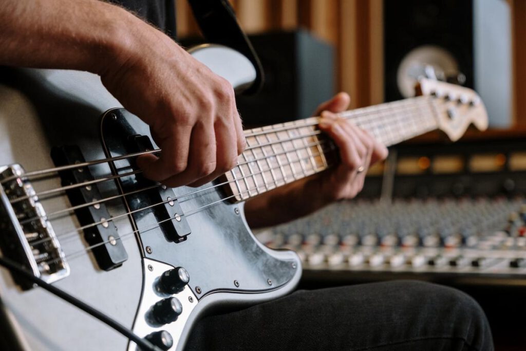 Nahaufnahme eines Bassisten, der eine Bassgitarre spielt