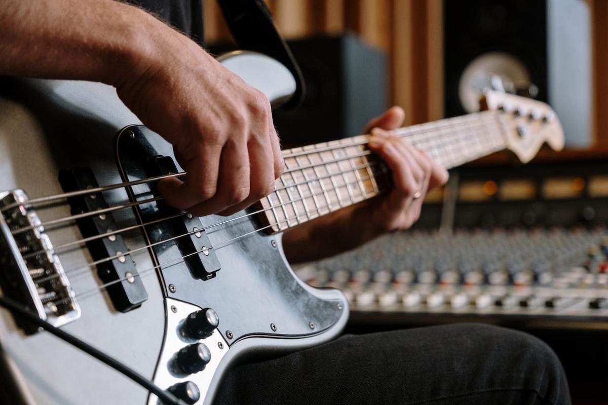 Nahaufnahme eines Bassisten, der eine Bassgitarre spielt