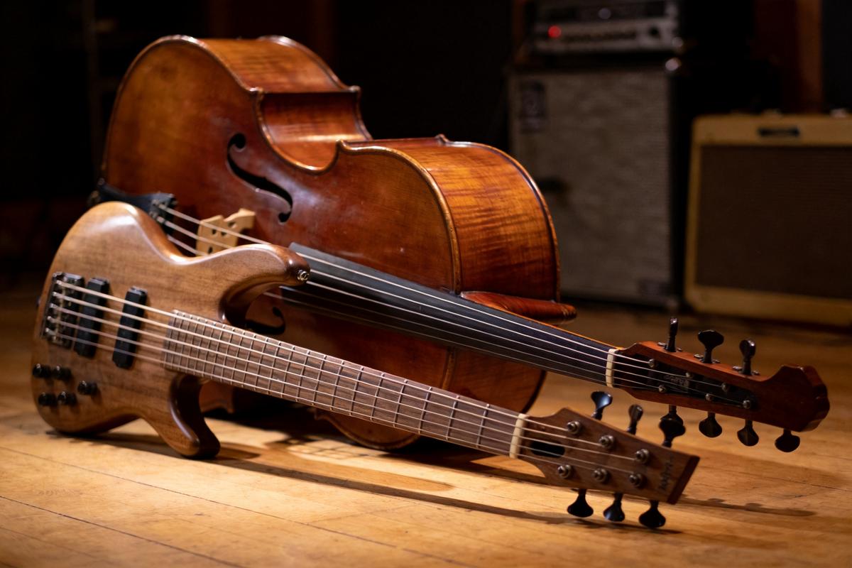 Ein E-Bass liegt neben einem Kontrabass auf dem Boden.
