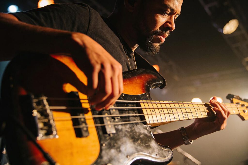Bassist mit einer E-Bass-Gitarre während eines Live-Auftritts
