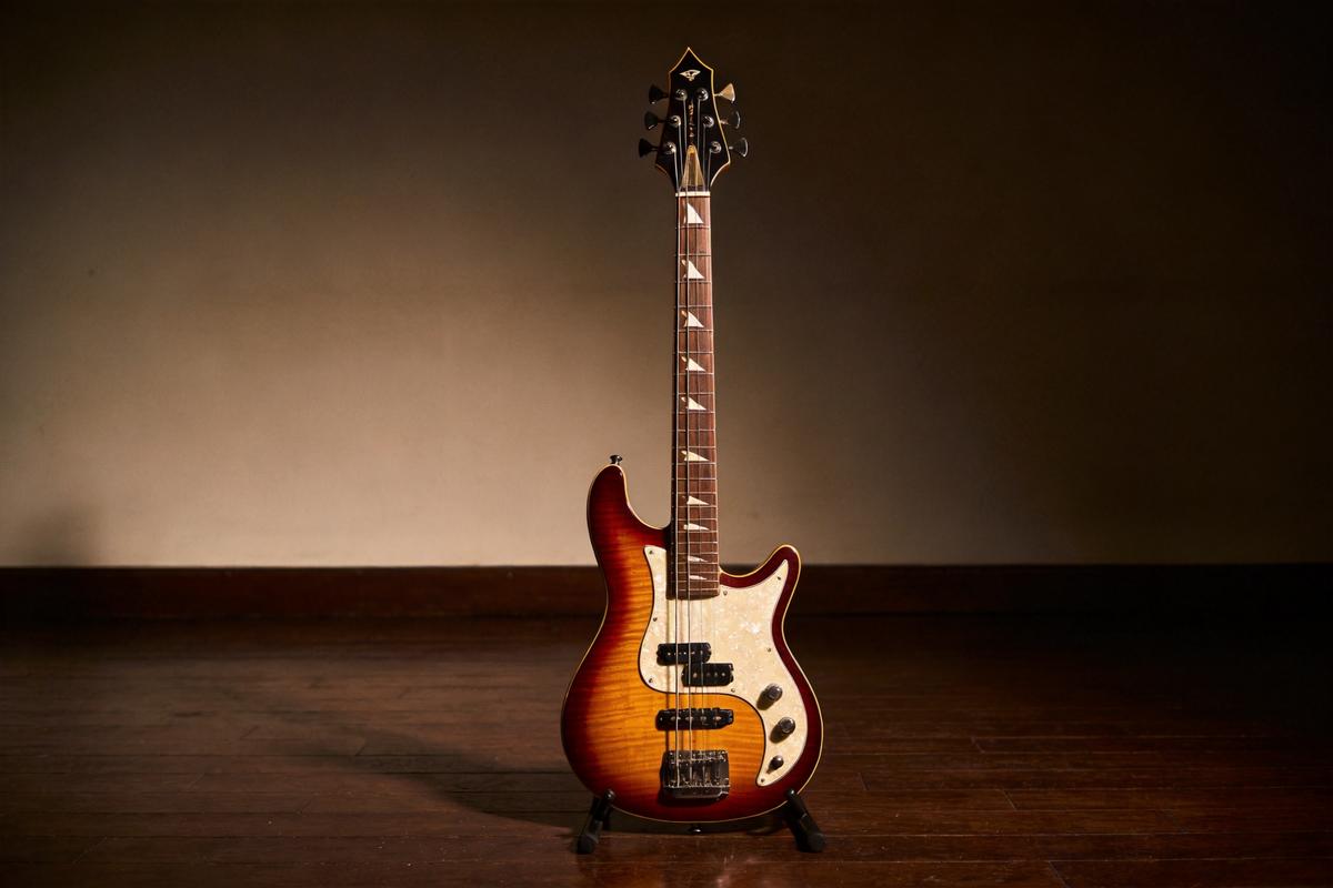 Eine elegante E-Bass-Gitarre steht auf einem Ständer vor einer neutralen Wand