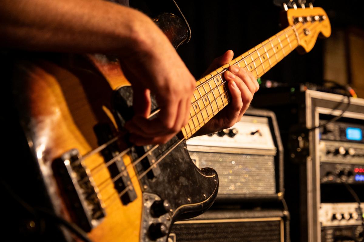 Nahaufnahme eines Bassisten, der seine Saiten spielt