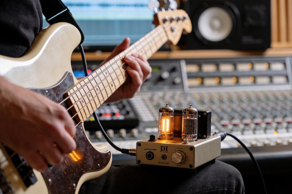 Bassist spielt live im Studio mit DI-Box.